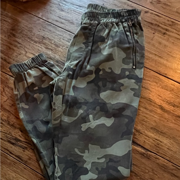 Dear John Camo Joggers. Size XS - Picture 3 of 5